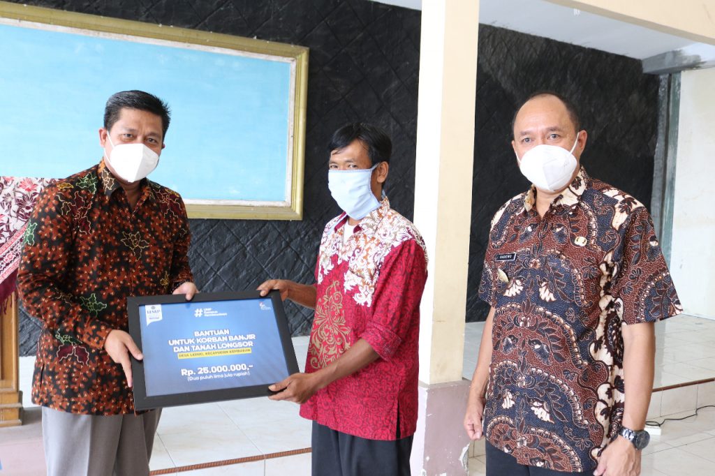 Universitas Muhammadiyah Purwokerto (UMP) memberikan bantuan kemanusiaan untuk korban bencana tanah longsor dan banjir di Desa Ledug