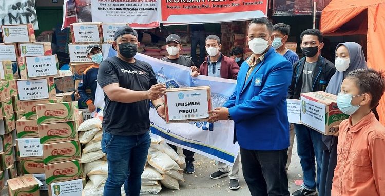 Warga Terdampak Kebakaran Menerima Bantuan Unmuh Makassar
