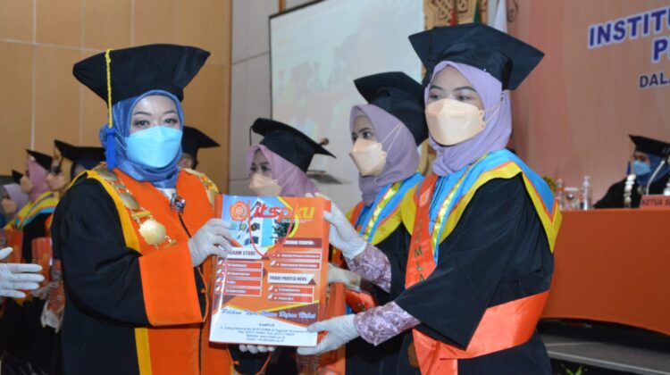 Sebanyak 200 Mahasiswa ITS PKU Muhammadiyah Surakarta Wisuda