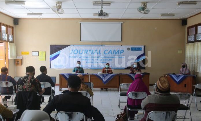 UAD Human Resource Division Held Journal Camp