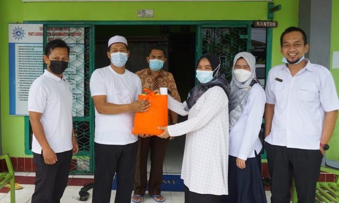UM Jambi Distributed Groceries As Social Service To Welcome Ramadhan