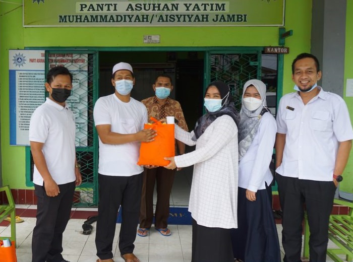 UM Jambi Distributed Groceries As Social Service To Welcome Ramadhan