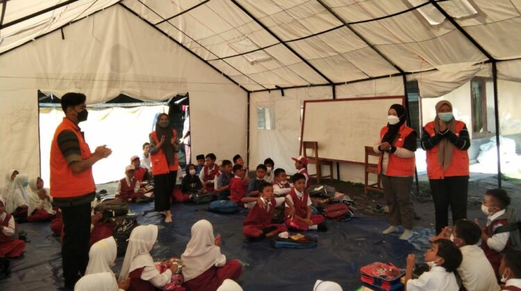 UM Surabaya Berangkatkan Mahasiswa PGSD Mengajar di Tenda Darurat