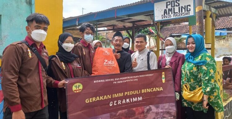 UMJ Students Distributed Aid For Serang Flood Victims