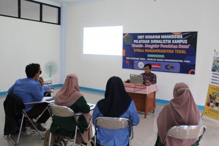 STIKes Muhammadiyah Tegal Students Held Graphic Design Course