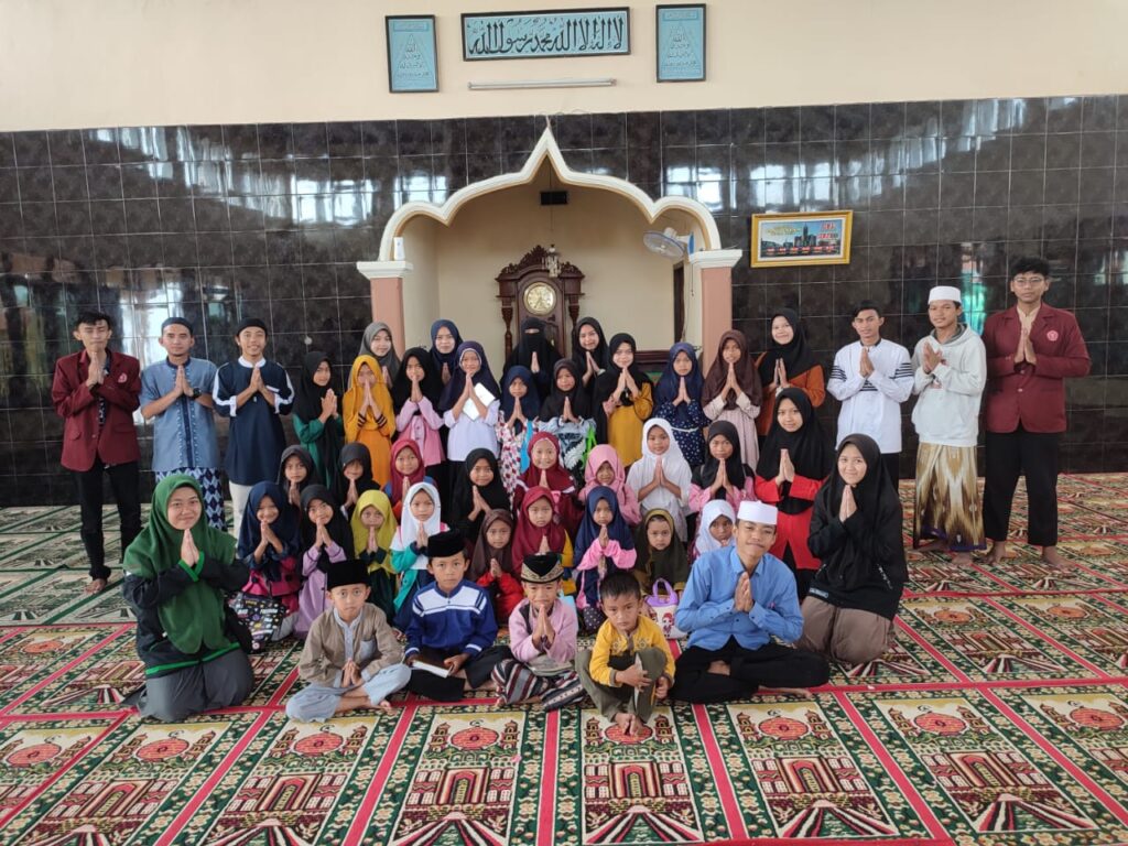Community Service of STKIP Muhammadiyah Kuningan in Ramadhan Theme