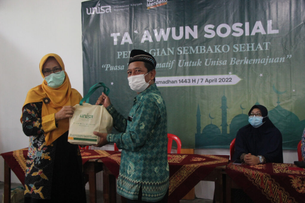 UNISA Yogyakarta Bagi Paket Sembako dan Buka Layanan Periksa Gratis