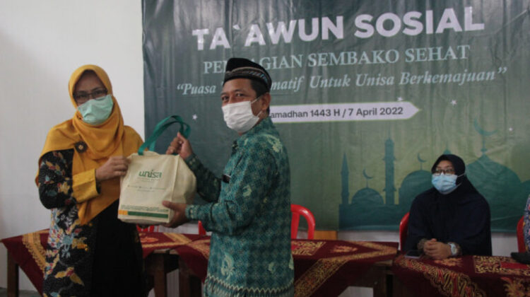 UNISA Yogyakarta Distributes Groceries and Provides Medical Checkups
