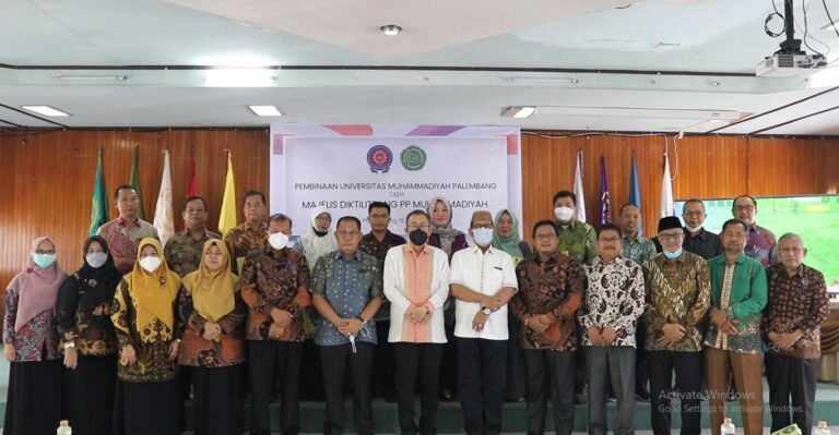 UM Palembang Awards Lecturers Who Publish Scientific Writings