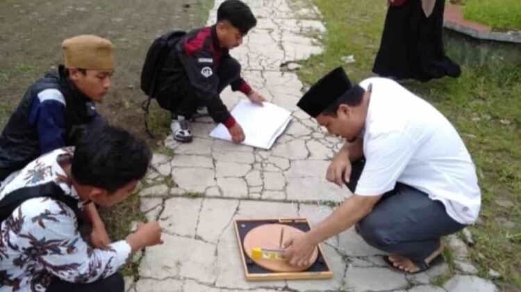 Kalibrasi Arah Kiblat oleh Mahasiswa STIT Muh Banjar