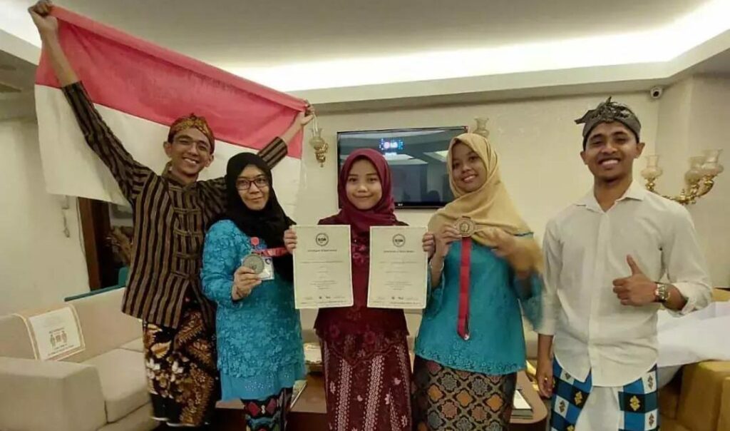 Mahasiswa UM Surabaya Raih Medali Emas Internasional