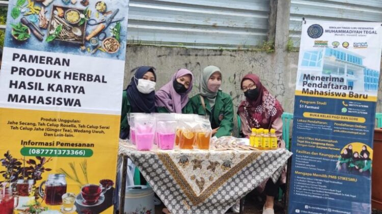 Pharmacy Students of STIKes Mu Tegal Exhibit Herbal Products