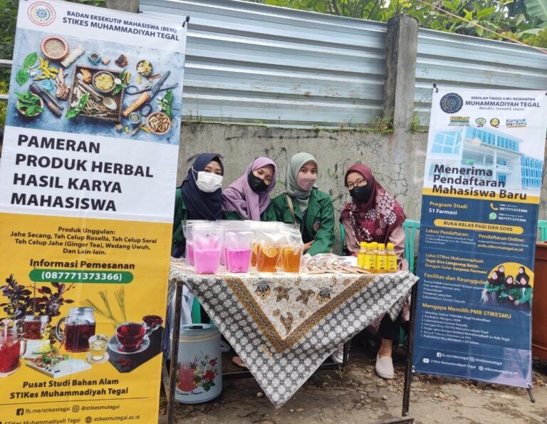 Pharmacy Students of STIKes Mu Tegal Exhibit Herbal Products