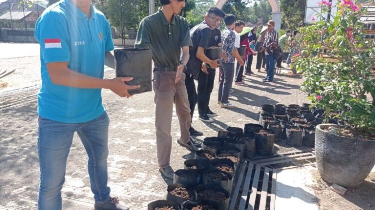 STIKes Muh Kuningan Students Strengthen Food Security