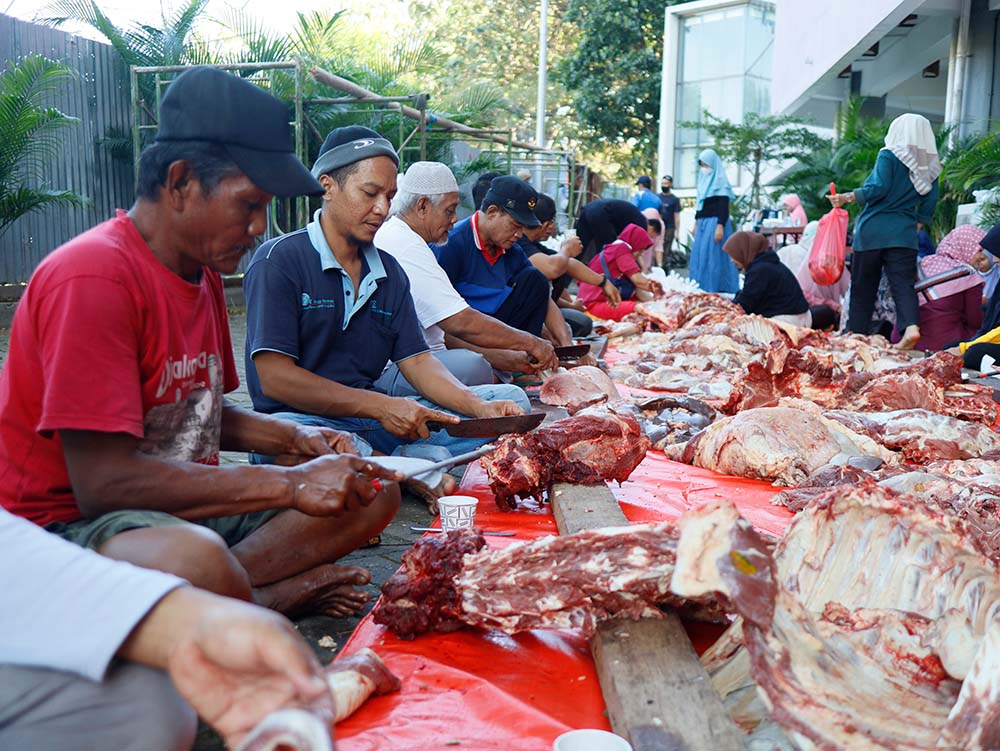 UMPO Bagikan 2.100 Paket Daging Kurban kepada Masyarakat