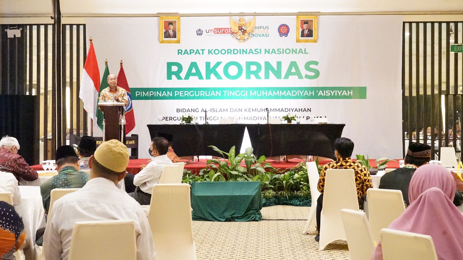 Sambutan penutup Rektor UM Surabaya, Dr dr Sukadiono MM