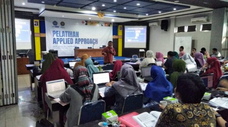Applied-Approach Training of UM Pontianak Targets Lecturers