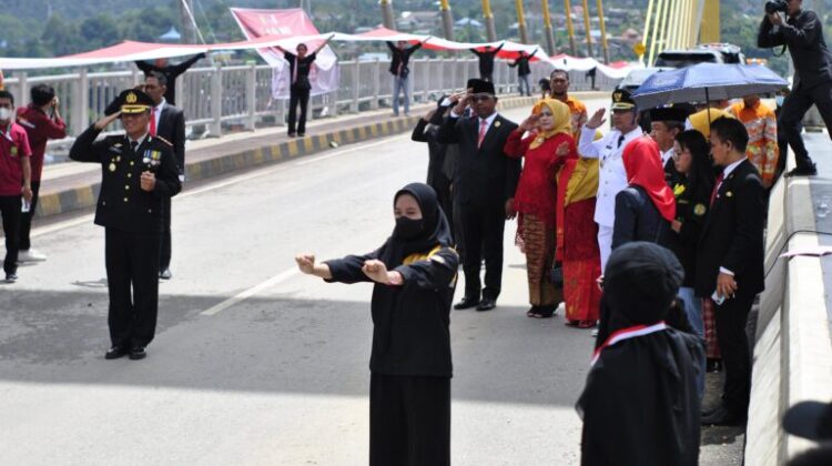 Mata Alam UM Kendari Promotes 770-Metre Flag Raising Ceremony