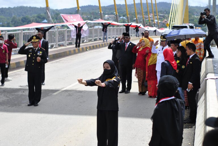 Mata Alam UM Kendari Promotes 770-Metre Flag Raising Ceremony