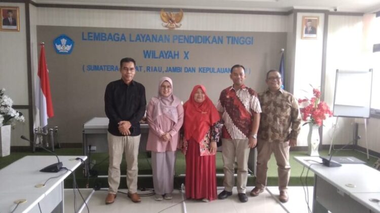 Prof. Suryani, the First Professor in UM Sumatera Barat