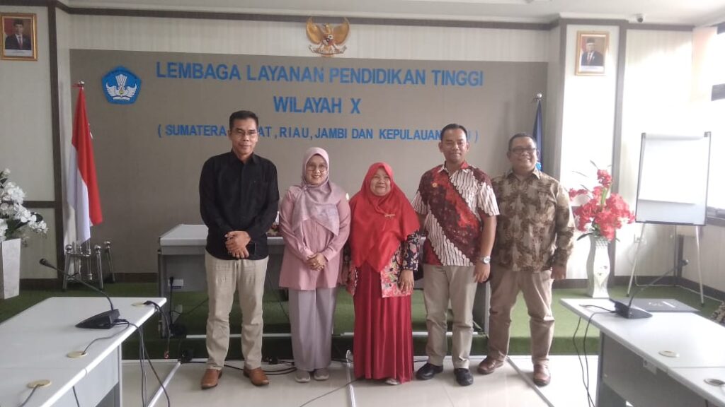 Prof. Suryani, Guru Besar Pertama UM Sumatera Barat