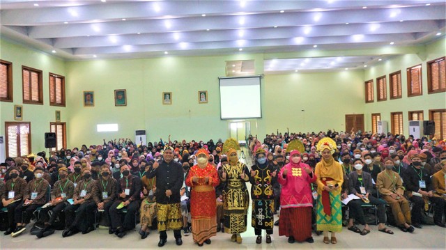 Baju Adat Nusantara Warnai PKKMB AISKA