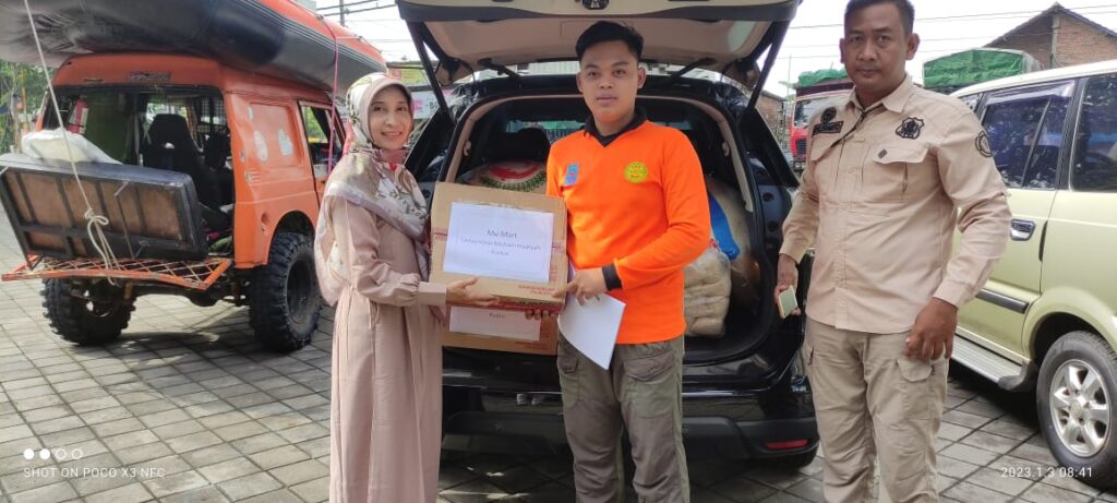 Universitas Muhammadiyah Kudus (UMKU) mengirimkan mahasiswa-mahasiswa untuk bergabung dengan Lembaga Penanggulangan Bencana (LPB) Muhammadiyah Disaster Management Center (MDMC) Kudus.